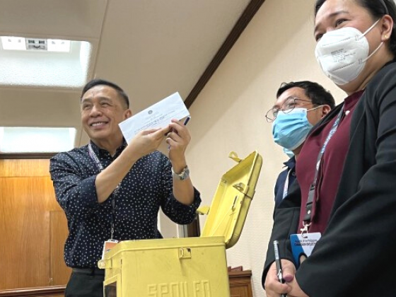 Comelec exec says first day of absentee voting ‘trouble-free’
